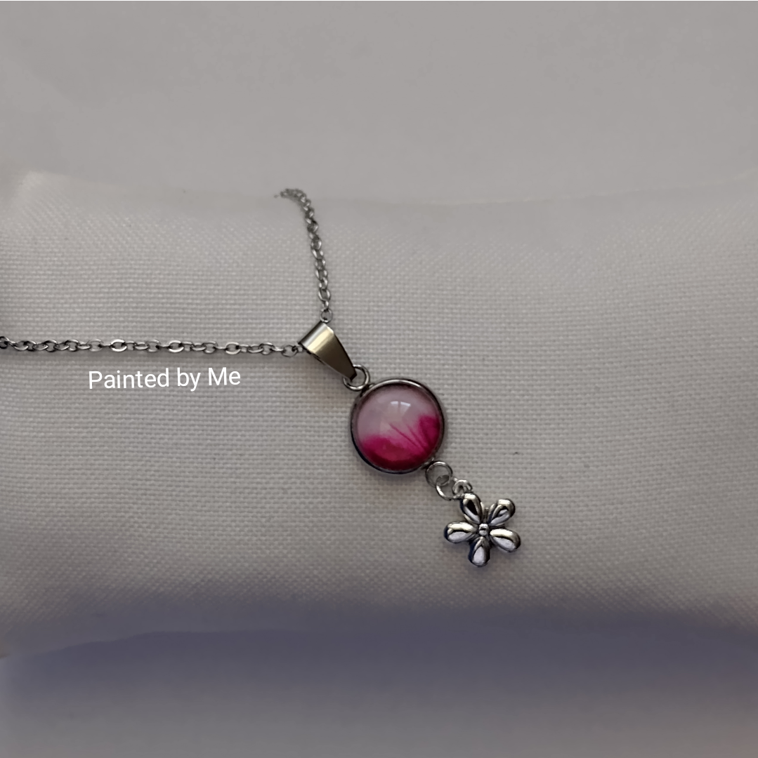 Zilverkleurige ketting handgemaakt met bloemetje bedel doorsnee cabochon 12 mm, magenta / white - Paper Art 