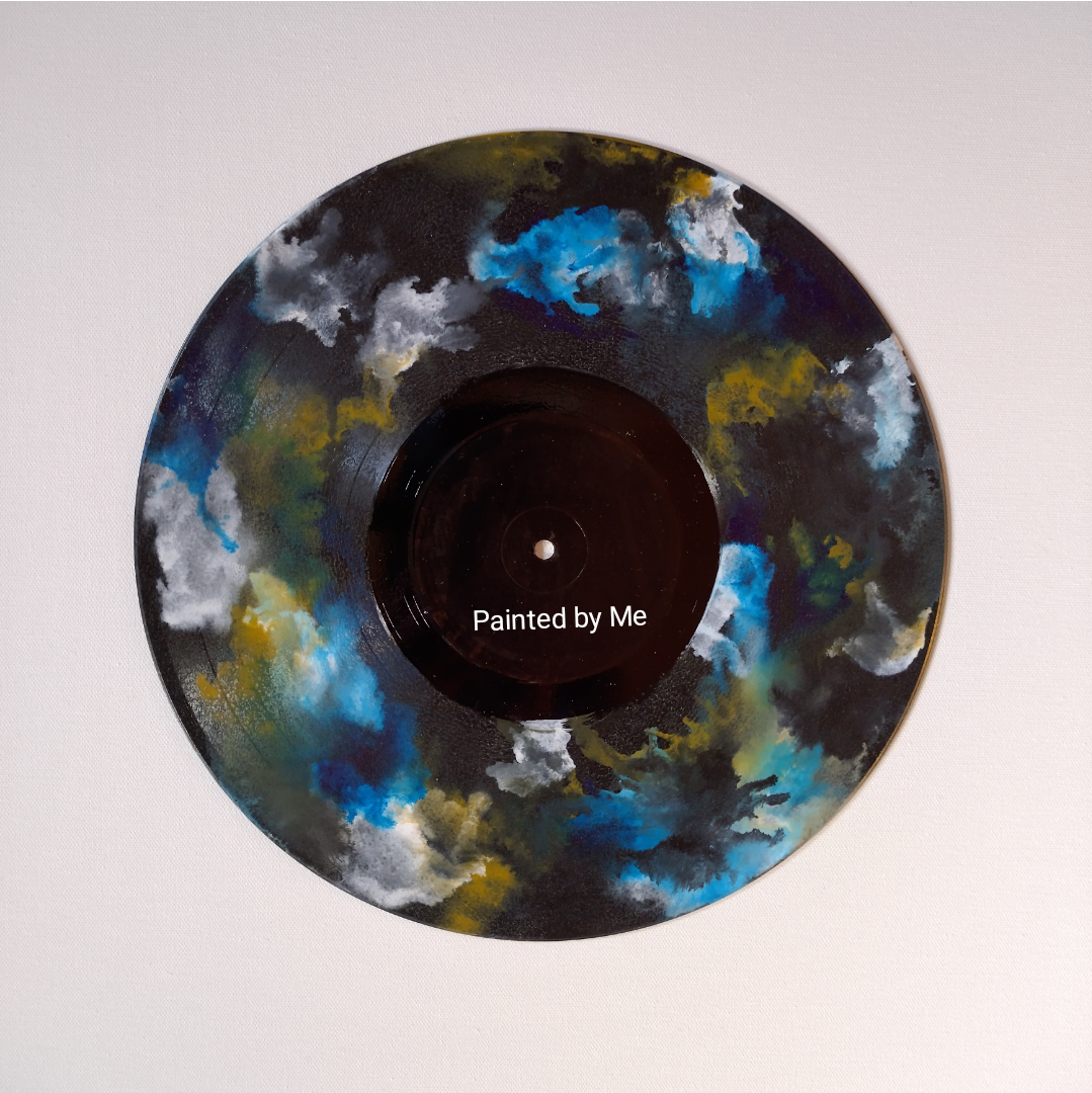Klokken, op vinyl / lp, wandklok en staande klok; voorzien van batterij en goed werkend (hang)uurwerk - cyaan / wit / geel oker acryl inkt
