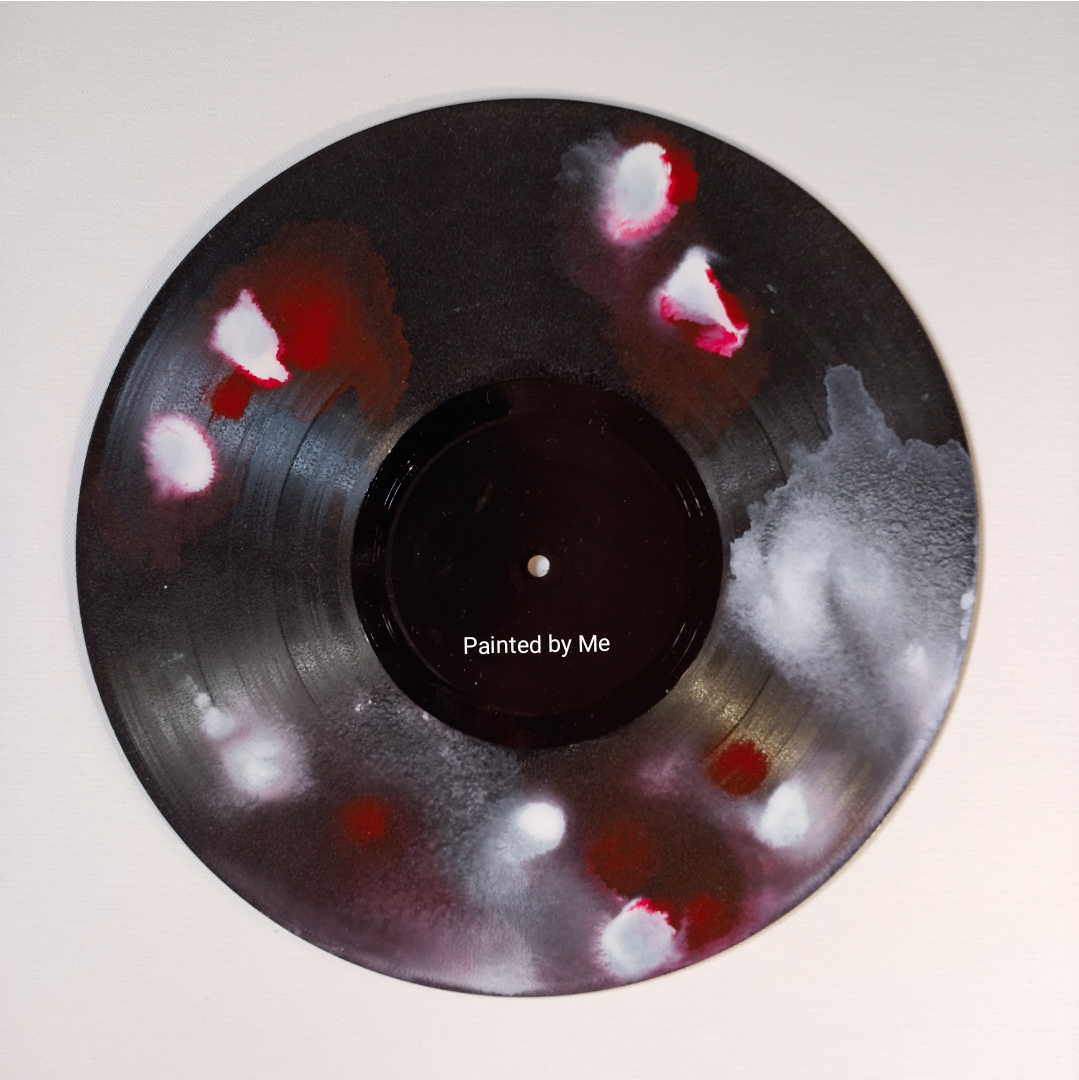 Klokken, op vinyl / lp, wandklok en staande klok; voorzien van batterij en goed werkend (hang)uurwerk - wit / magenta acryl inkt