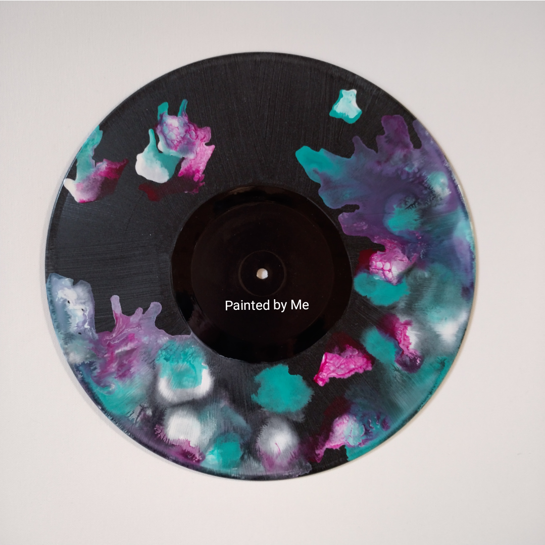 Klokken, op vinyl / lp, wandklok en staande klok; voorzien van batterij en goed werkend (hang)uurwerk - white / permanent red violet light / turquoise green acryl inkt