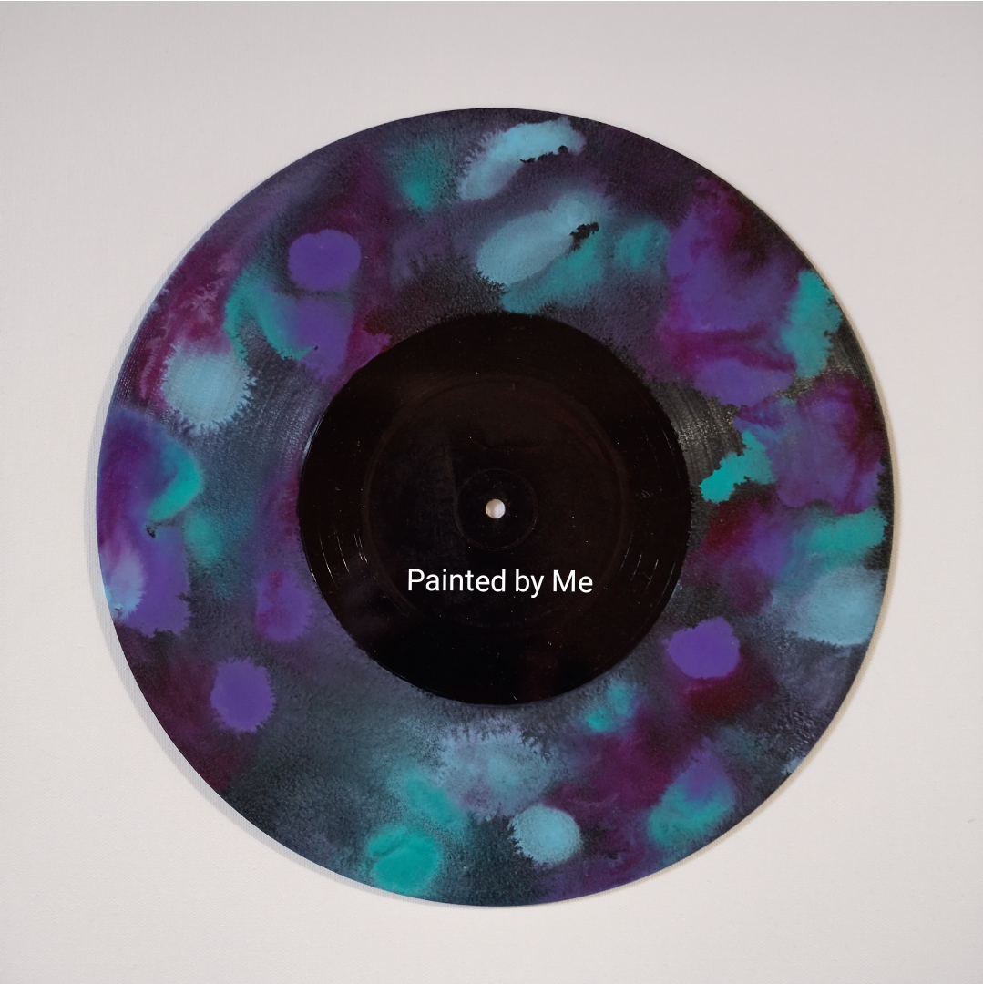 Klokken, op vinyl / lp, wandklok en staande klok; voorzien van batterij en goed werkend (hang)uurwerk- red violet light / ultramarine violet / turquoise green / sky blue acryl inkt