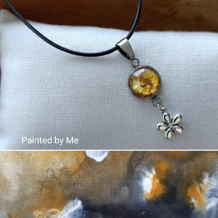 Zilverkleurige ketting handgemaakt met bloemetje bedel doorsnee cabochon 12 mm, mix of brown tones - Paper Art 
