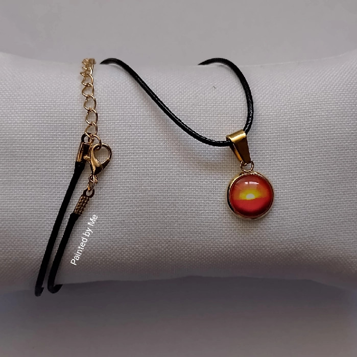 "Sunset", Goudkleurige ketting handgemaakt 12 mm doorsnede cabochon, orange / yellow / red / white - Paper Art