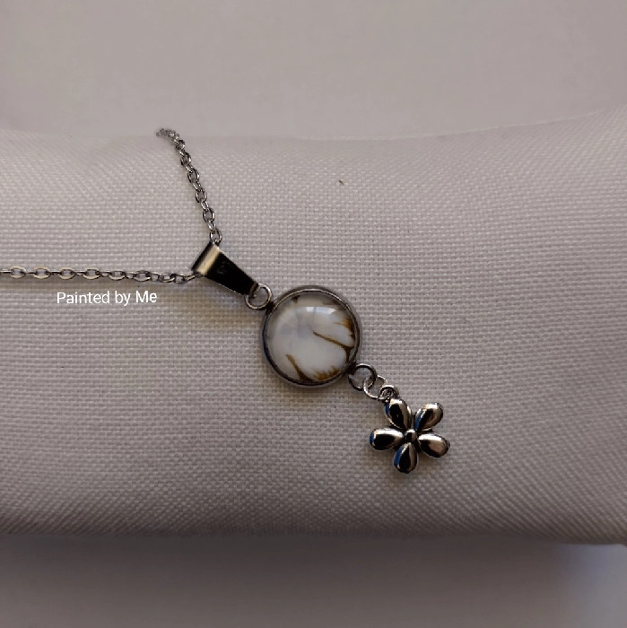 Zilverkleurige ketting handgemaakt met bloemetje bedel doorsnee cabochon 12 mm, white / brown / sky blue - Paper Art