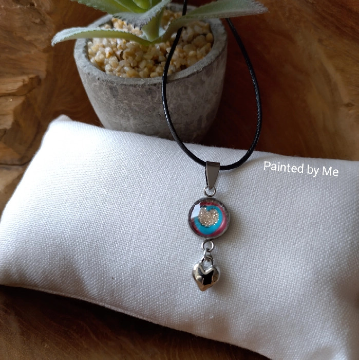 Zilverkleurige ketting handgemaakt met hart bedel doorsnee cabochon 12 mm, red / turkoois / glitter - Paper Art