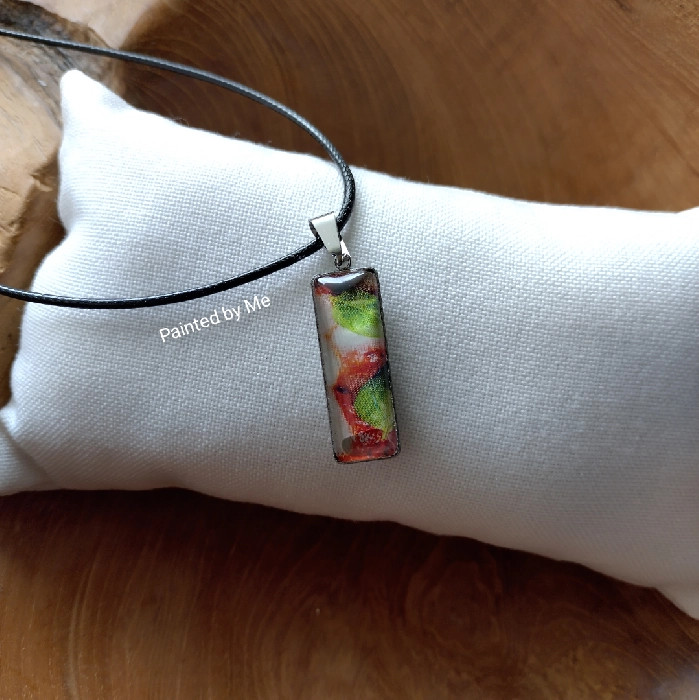 Zilverkleurige ketting handgemaakt, doorsnee cabochon 10x30 mm, white / red / green - Paper Art