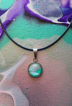 Zilverkleurige ketting, handgemaakt doorsnee cabochon 12 mm, green / pearlised green / white / silver
