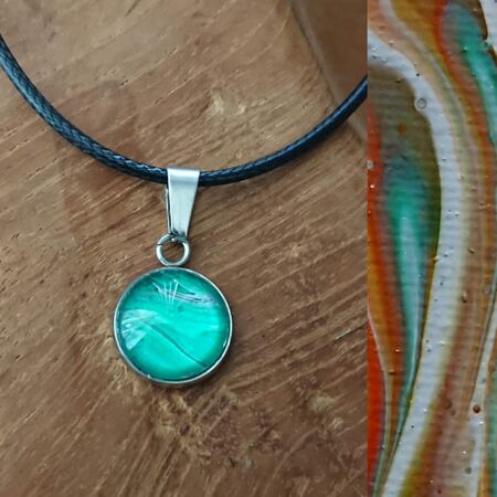 Zilverkleurige ketting, handgemaakt doorsnee cabochon 12 mm, green / white / silver / pearlised green