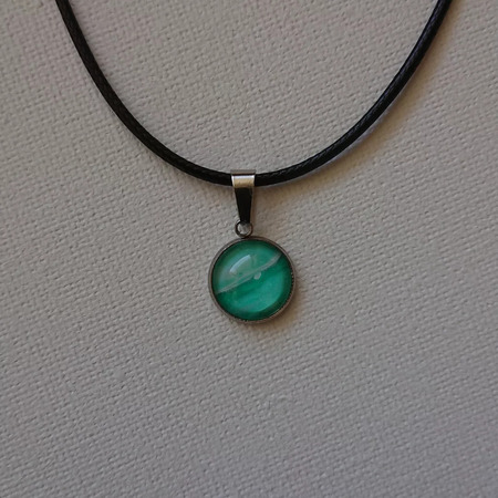Zilverkleurige ketting, handgemaakt doorsnee cabochon 12 mm, green / white / silver / pearlised green