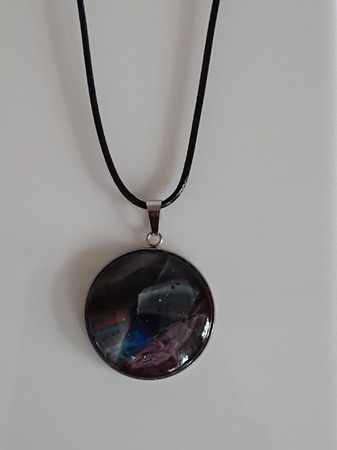 Zilverkleurige ketting, handgemaakt doorsnee cabochon 30 mm, black / white / red / royal blue