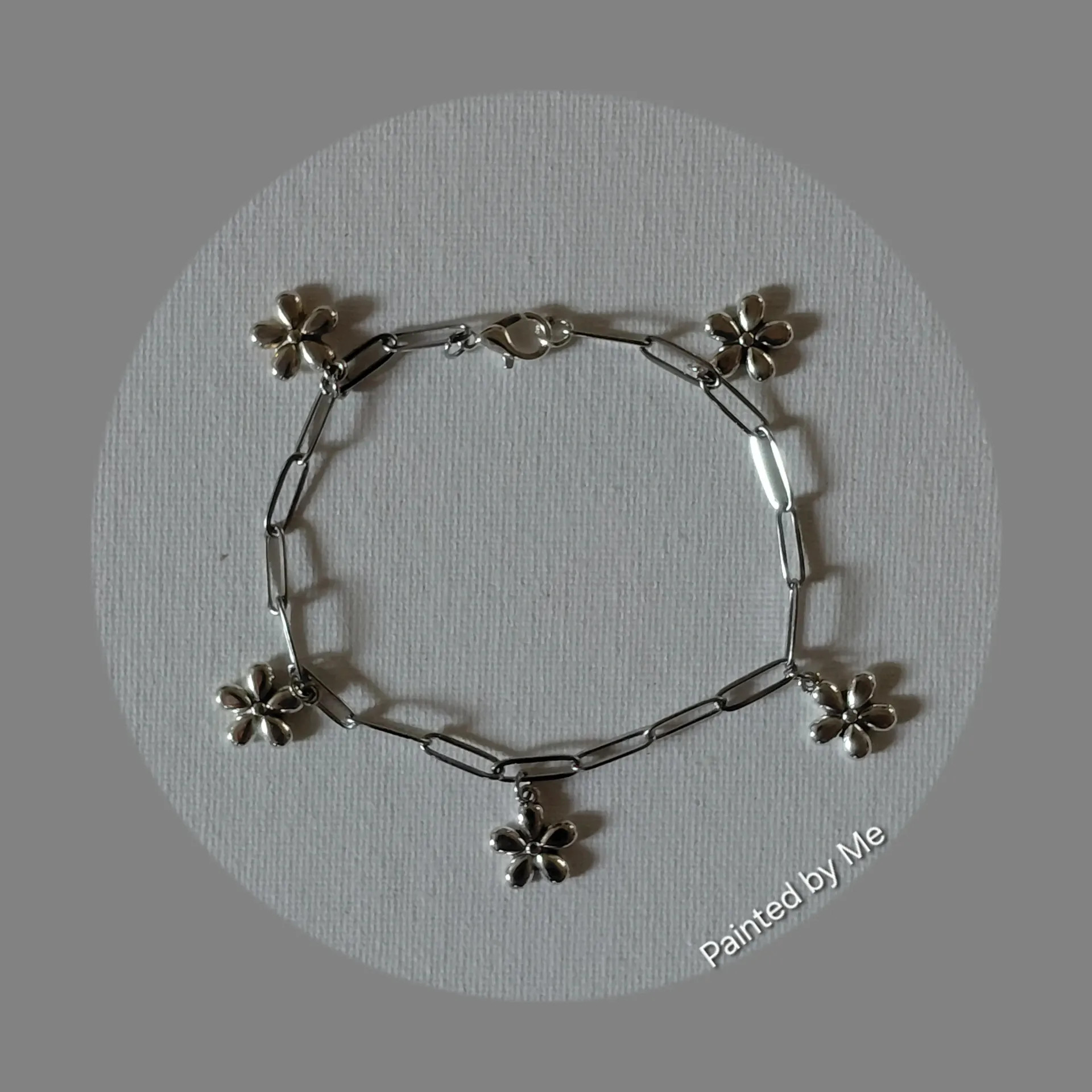 Zilverkleurige handgemaakte schakelarmband met mini bloemetjes bedeltjes